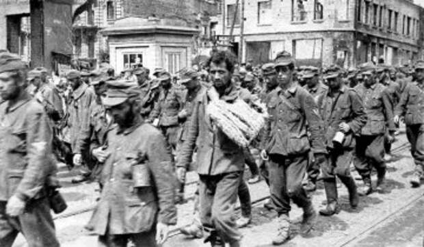 16 августа 1944 года. Конвоирование немецких военнопленных по Киеву