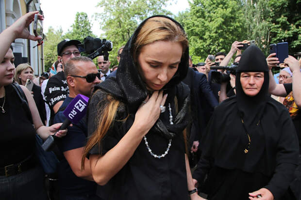 Россияне возмутились дорогими украшениями Навки на церемонии прощения с Заворотнюк
