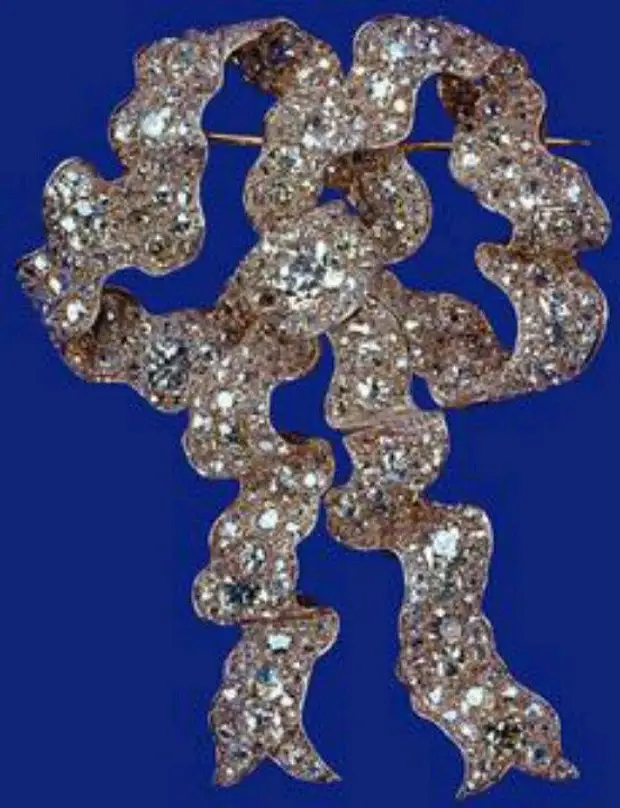 Броши, шляпки и ожерелье: носим любимые аксессуары Елизавета II