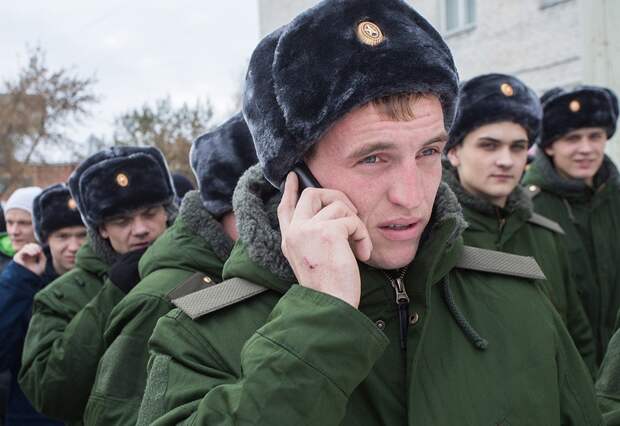Утрата военного имущества. Военный человек. Бит военнослужащих командиром. Военный командир в очках в Донецке. Офицерам выдали смартфон.