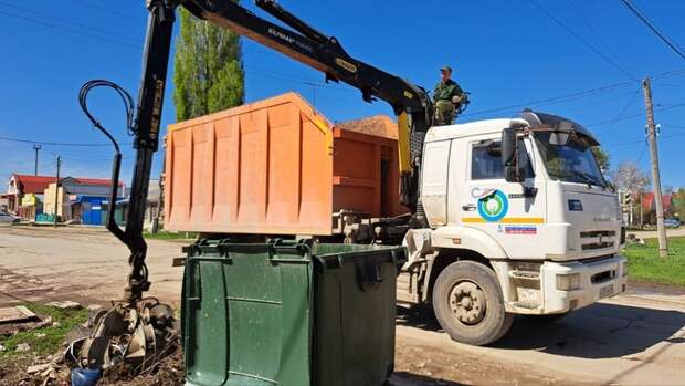 За три недели мая мусороуборочные компании вывезли из Саратова и других городов почти 51 тысячу кубометров растительных отходов