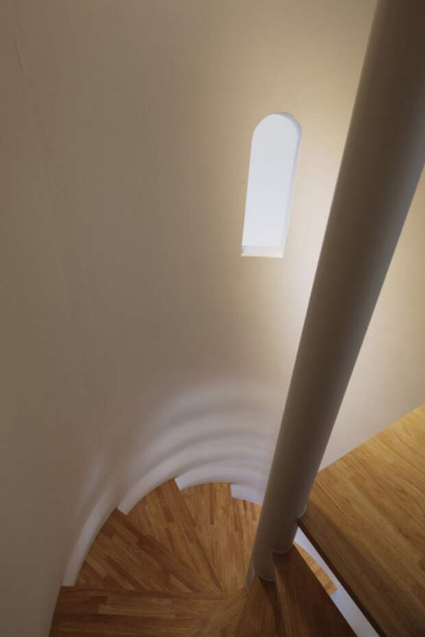 деревянная винтовая лестница с белыми стенами