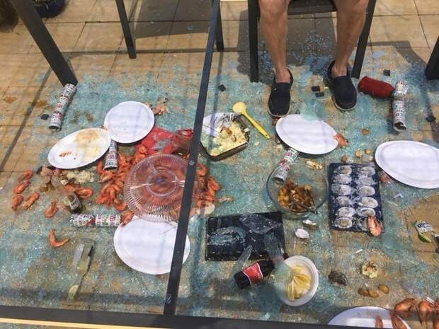 стеклянный стол треснул