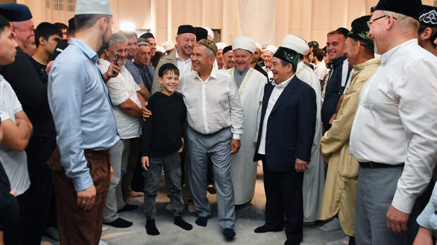 Рустам Минниханов принял участие в праздничном намазе по случаю Курбан-байрама в обновленной Центральной мечети Альметьевска