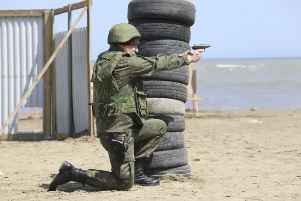 Военнослужащие Каспийской флотилии успешно сдали нормативы по тактической стрельбе из ПМ