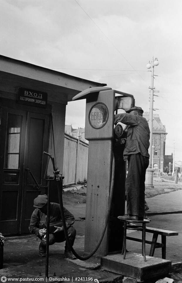 Заправочная станция около Метрополя
