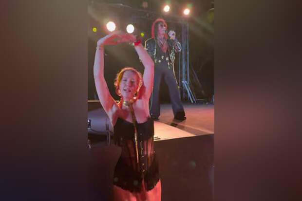 Телеведущая Ксения Собчак станцевала на концерте Леонтьева в Таиланде