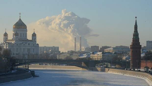 Москва-река и Кремлевская набережная в Москве. Архивное фото