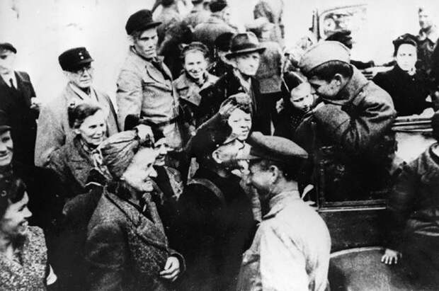 Жители Берлина разговаривают с советскими солдатами и офицерами. 2 мая 1945 г.
