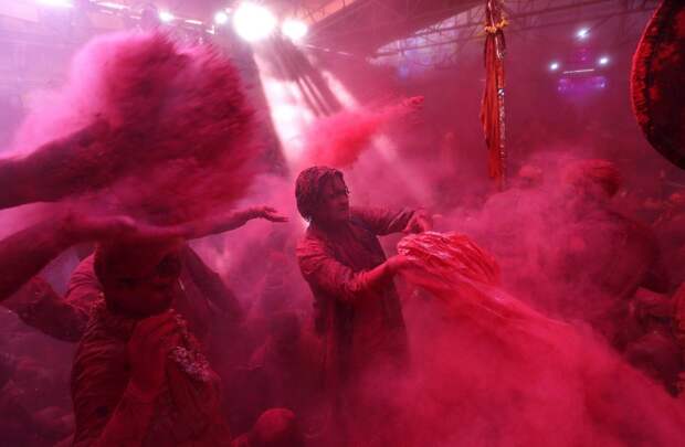 Красочный фестиваль Lathmar Holi в Индии