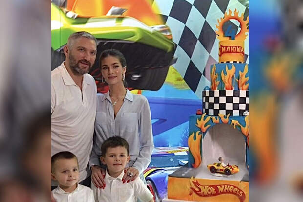 Хоккеист Александр Овечкин купил торт на четырехлетие сына за 250 тыс. рублей