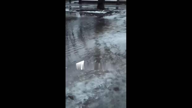 Пгт Пролетарское г.Макеевка, пересечение улиц Пономаренко и Школьная. Люди в очередной раз остались без воды в свой день подачи.