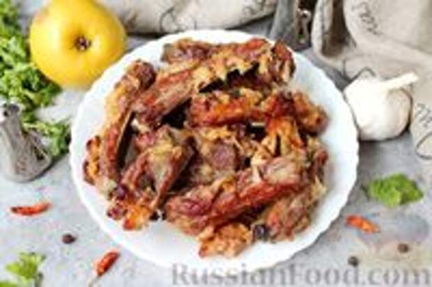 Фото к рецепту: Свиные рёбрышки, тушенные с беконом в яблочном соке