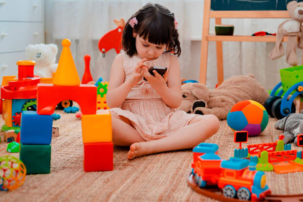 Сенатор Мурог призвал ограничить использование гаджетов детьми до 3 часов в день