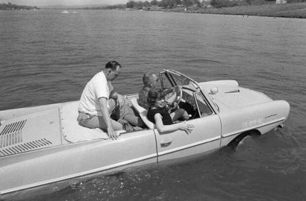 В 1960-х годах в ФРГ серийно производился гражданский автомобиль - амфибия Amphicar.