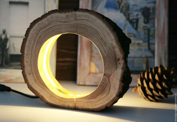 Настольный светильник из обработанной деревянной коряги и встроенной в неё неоновой палочки. 