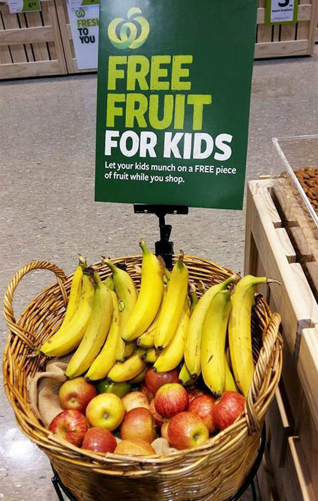 Магазин предлагает детям бесплатно угоститься фруктами, пока их родители выбирают продукты гениальность, идея, креатив, магазин, мир, покупка, удобство