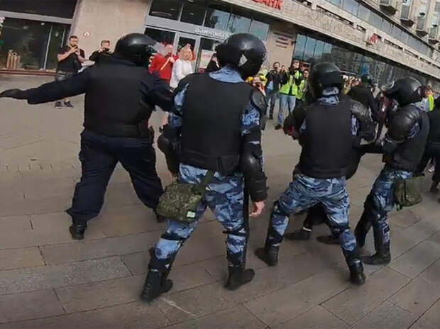 Аресты артистов в москве сегодня. Задержание Павла Устинова. Павел Устинов арестован. Устинов видео задержания. Актёр Устинов задержан.