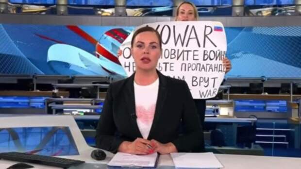 Мария Арбатова про ТВ-девушку с плакатом NO WAR