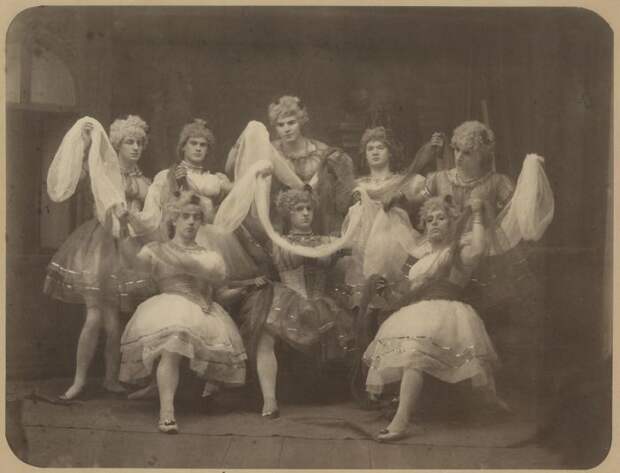 Юноши, переодетые в женское платье: ретро-снимки конца XIX века