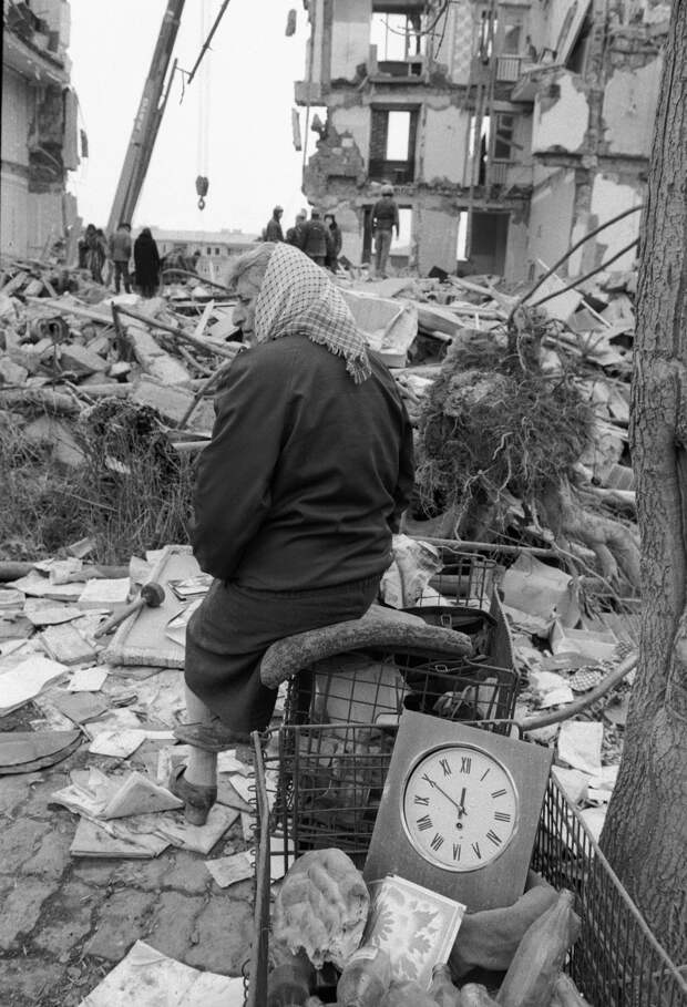 Жительница Спитака на руинах своего дома, разрушенного во время землетрясения.