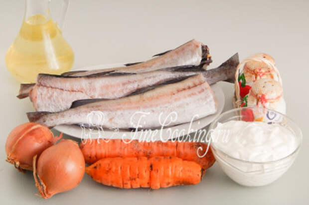 Для приготовления этого простого и вкусного второго блюда нам понадобятся следующие ингредиенты: морская рыба с белым мясом, морковь, репчатый лук, сметана, растительное масло без запаха, соль и молотый черный перец