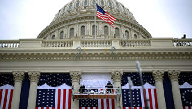 Флаги США на здании Капитолия в Вашингтоне, архивное фото