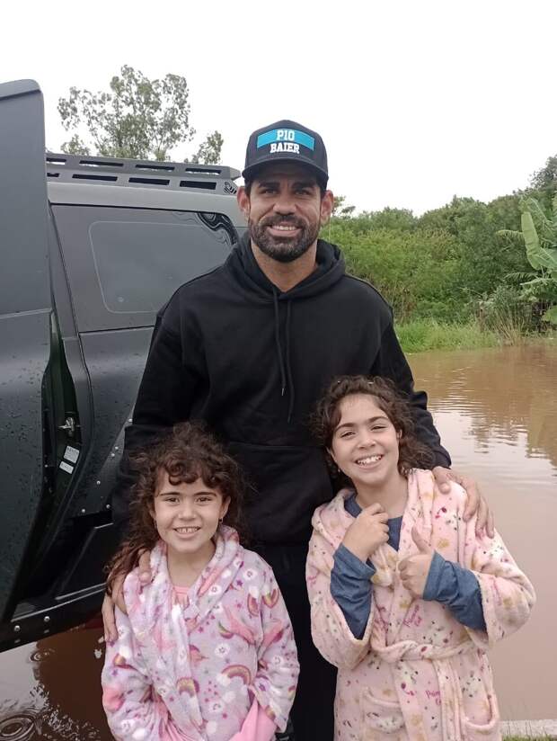 Диего Коста с друзьями спас около 100 человек, пострадавших от наводнения в Бразилии (Cadena SER)