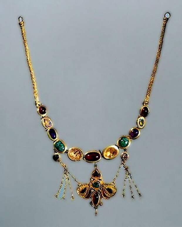 Ожерелье с подвеской в виде бабочки (Золото, чеканка, гравировка, филигрань, II-I в. в. до н. э.)