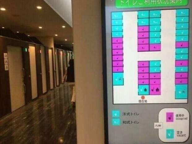 В общественных туалетах есть электронные карты, показывающие, какие кабинки заняты - чтобы судорожно не проверять все двери, особенно если они закрыты