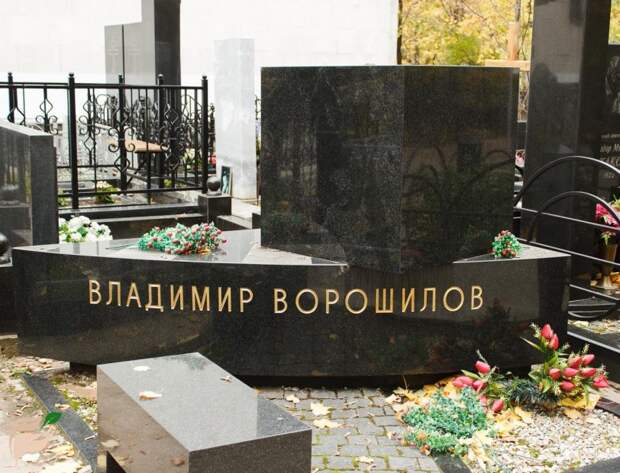 Гуляем по знаменитому некрополю: как выглядят могилы актеров на Ваганьковском кладбище? Часть 10