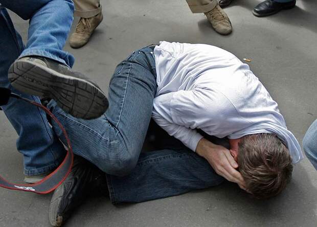 В Одессе ТЦК толпой избили 16-летнего парня (ВИДЕО)