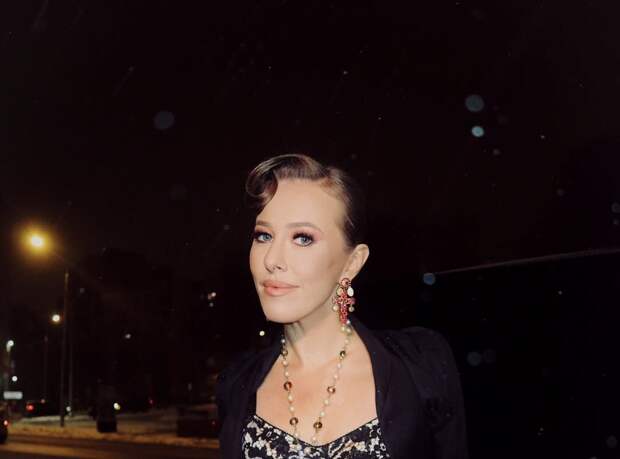 Комик Сатир заявил, что не целует каблук Собчак из-за уважения к Богомолову