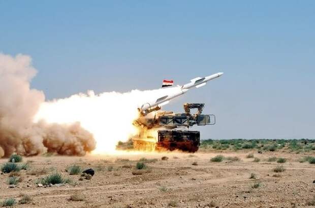 ЗРК "Бук-М2Э" сирийской армии ведет огонь по воздушной цели.