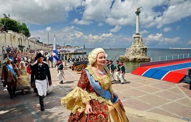 Сколько казна России заплатила за путешествие Екатерины Великой в Крым, кортеж из сотен карет длиной на версту