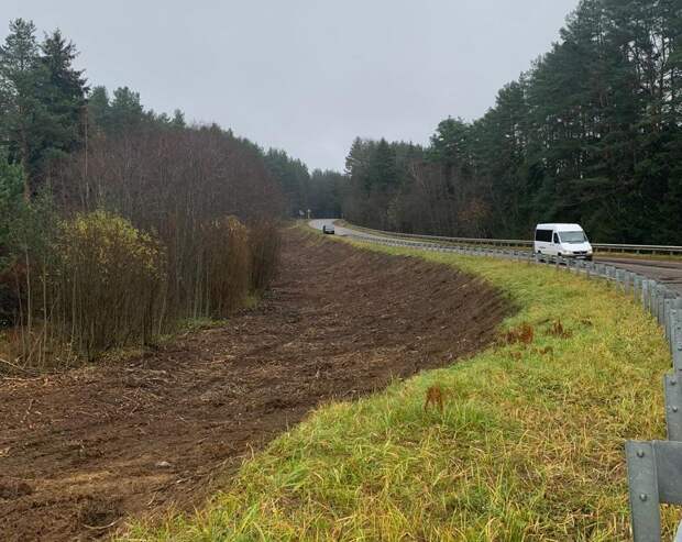 В Тверской области расчищают обочины дорог от деревьев и кустарника