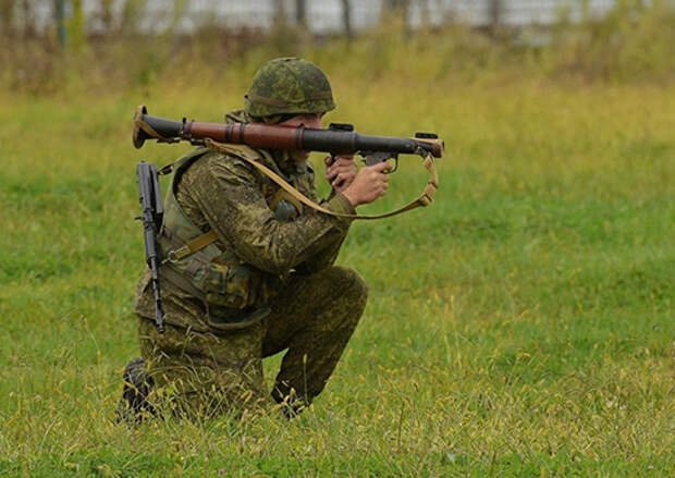 военный с гранатометом