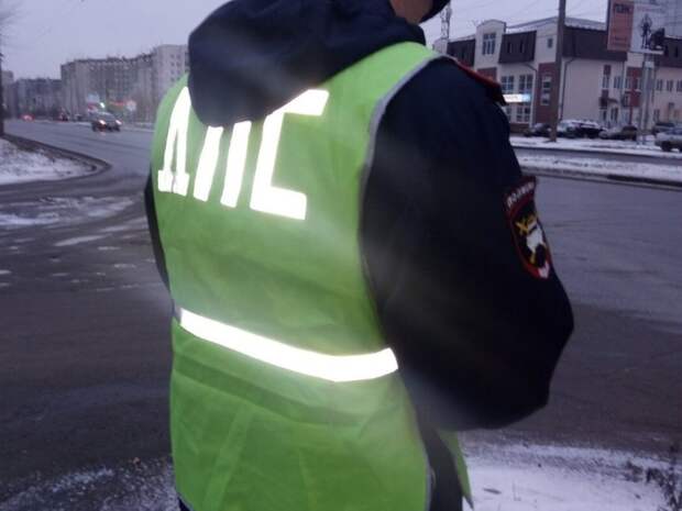 В Новокузнецке поймали подростка за рулем машины: он ехал с маленькой сестрой