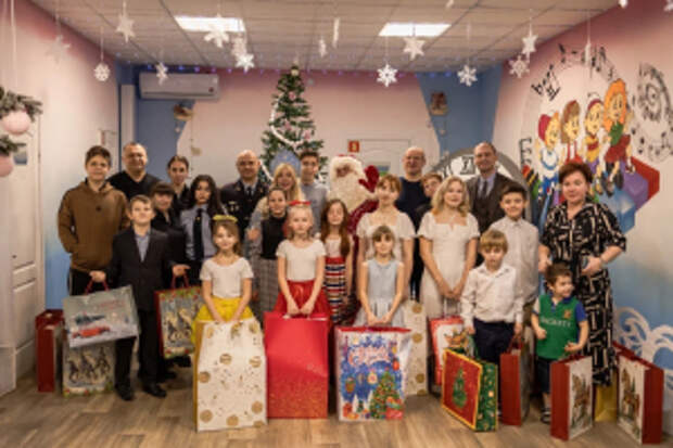 «Полицейский Дед Мороз» посетил социальный приют для детей и подростков в Ростовской области