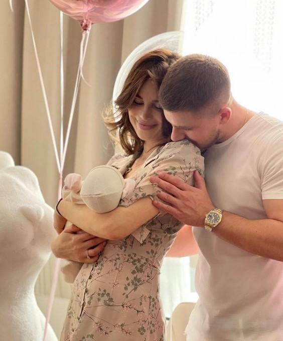 Необычно и популярно! Алекса рассекретила имя дочери