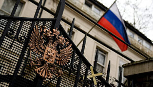 Герб на ограде здания российского посольства в Лондоне