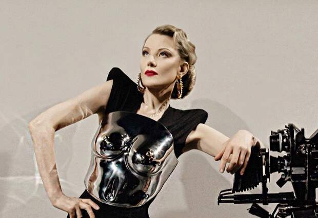 Рената Литвинова выступила с пацифистским гимном, который исполняла Марлен Дитрих