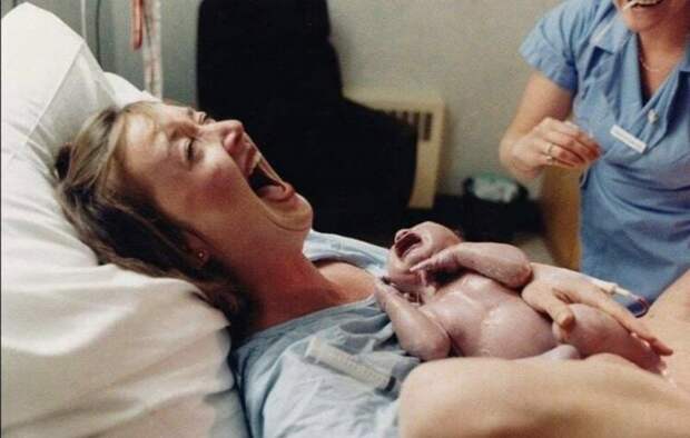Женщина рассмеялась над своим мужем, который потерял сознание после родов. 1986 история, ретро, фото