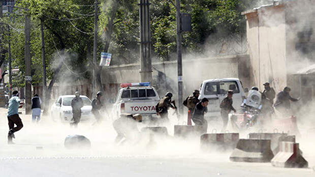 Афганские силы безопасности на месте взрыва в Кабуле. 