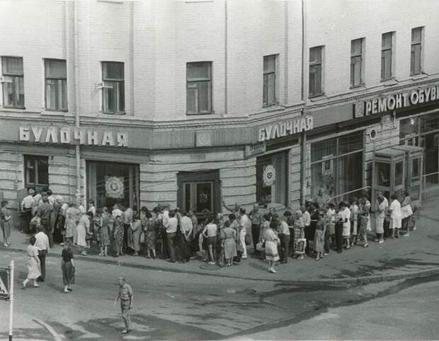 Фотография из серии «Новейшая история». СССР, Москва, 19 июля 1988 года.