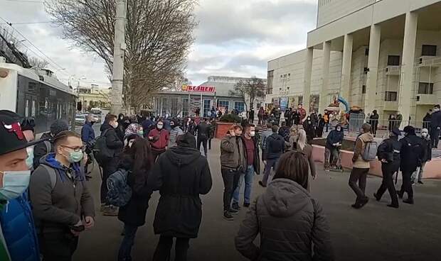 Евро в симферополе на сегодня. Митинг в Симферополе. Митинг в Симферополе 2014. Крым 2014 на площади протест.