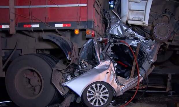 В Бразилии водитель выжил в сплющенном грузовиками автомобиле авария, авто, авто авария, везение, видео, дтп, повезло, спасение