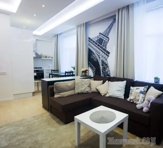 Черно-белая магия питерской сталинки с потолком-хамелеоном