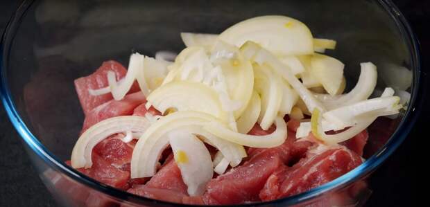 Этот рецепт я взяла из книги рецептов своей мамы. Когда возникла необходимость в самостоятельной готовке, то этот картофель с мясом стал одним из блюд выходного дня.-3