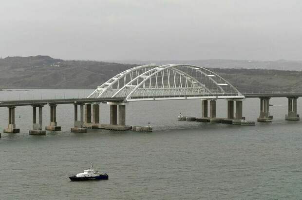 В очередях к Крымскому мосту скопились более 350 машин